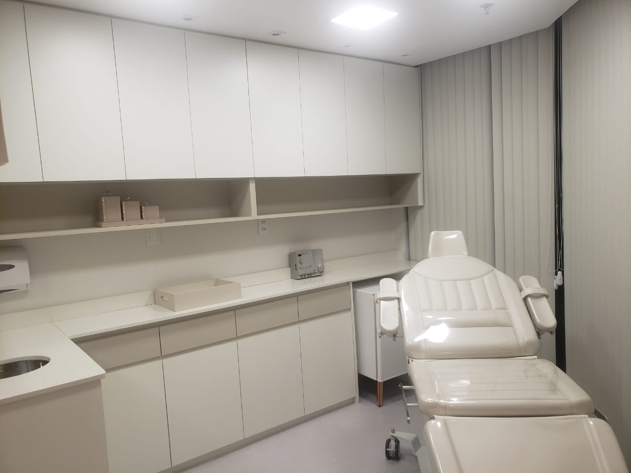 Clínica Médica – maca elétrica premium e armários